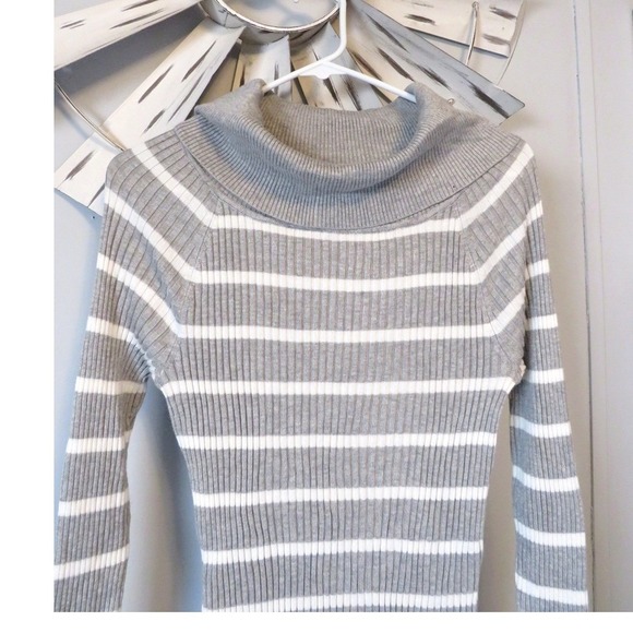 NWT Hooked Up by I.O.T Striped Gray & White Ribbed Sweater Size Large - Picture 2 of 6